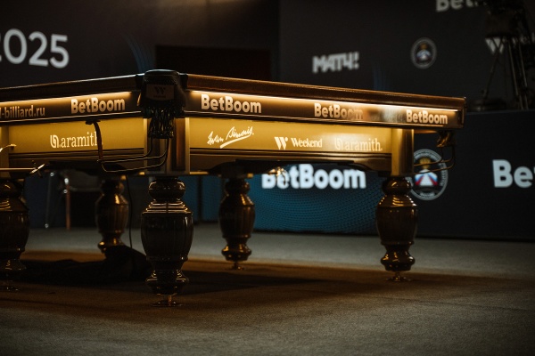 Стол / пирамида "Русский Гранд" (12 футов, 8 ног, 45мм камень) эмаль комбинированный, борта дуб, лузы премиум